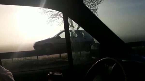 Bestuurder van klein Peugeotje weet zijn waggie bovenop de vangrail te parkeren