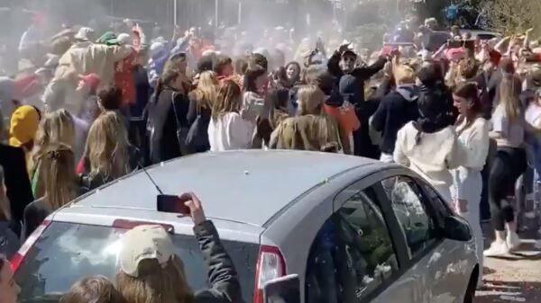 Examenstunt VERBOTEN: dronken leerlingen matten met politie na feestje in Bussum