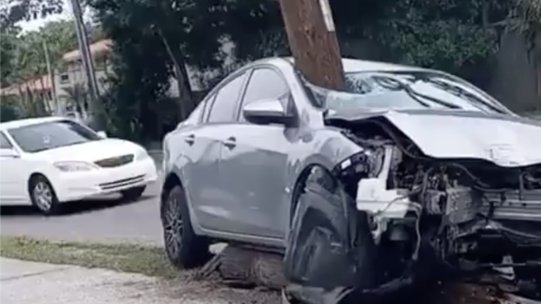 Hoe dan: bijzondere aftermath van botsing tussen auto en een paal