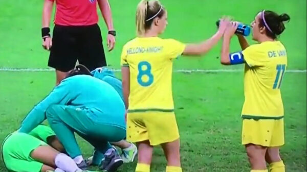 Vrouwenvoetbal blijft op deze manier toch wel erg vermakelijk