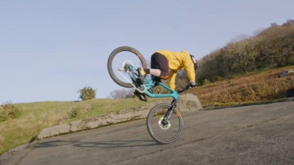 Danny MacAskill showt even zijn bizarre skills op de MTB