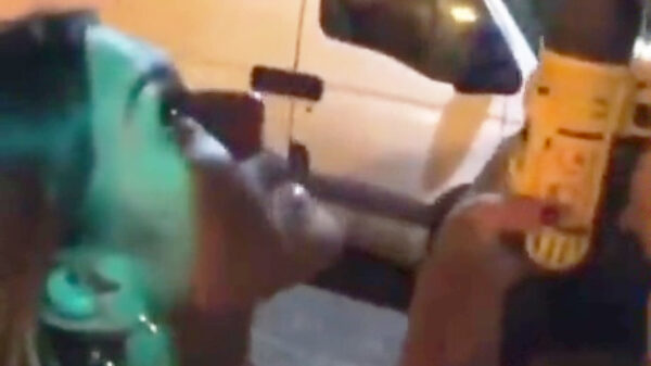 Klussende dame zegt dag tegen haar voortandjes