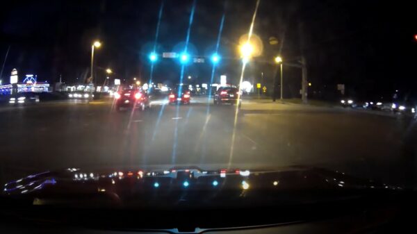 Pompiedom: overstekende randdebiel wordt bijna overhoop gereden