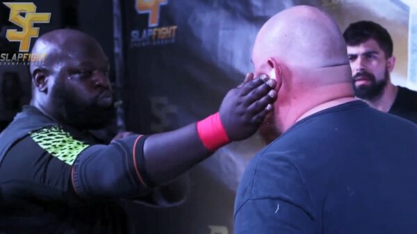 B.A. Baracus slaat tegenstander naar de grond in nieuwe 'slapping contest'