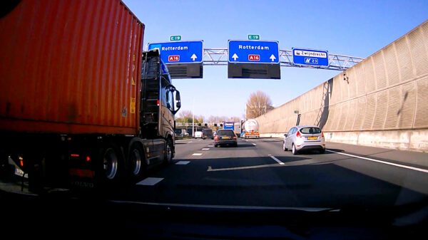 Dashcammer op de A16 bijna van de weg gedrukt door een vrachtwagenchauffeur