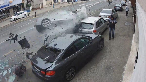 Voetganger kan zijn broek verschonen nadat Audi op hoge snelheid geparkeerde auto's ramt