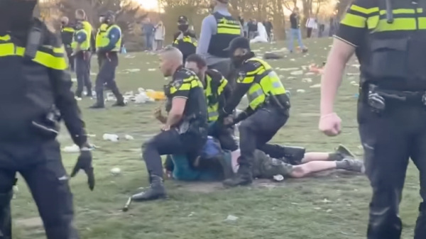 Koningsdag werd één grote pleuriszooi in Arnhem, politie grijpt keihard in