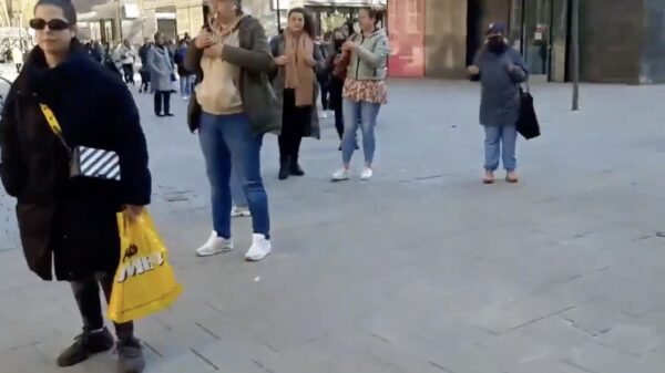 Yesss, de winkels zijn weer open dus staan 100 miljoenmiljard mensen in de rij voor de Primark!