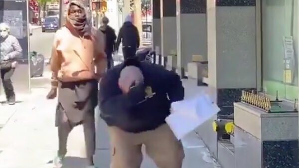 BLM-activist mept forensisch onderzoeker met stok op zijn hoofd in New York