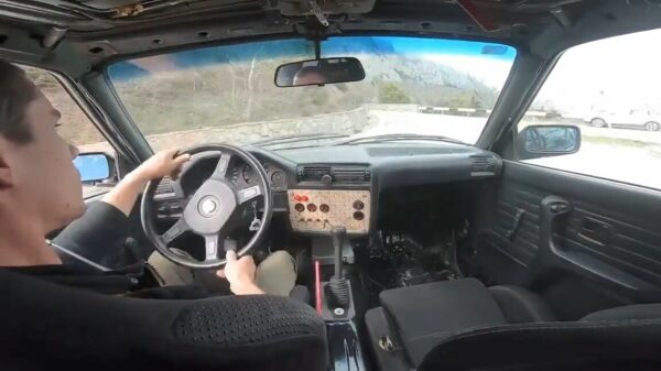 Racebink drift er lekker op los in zijn behoorlijk gare BMW E30