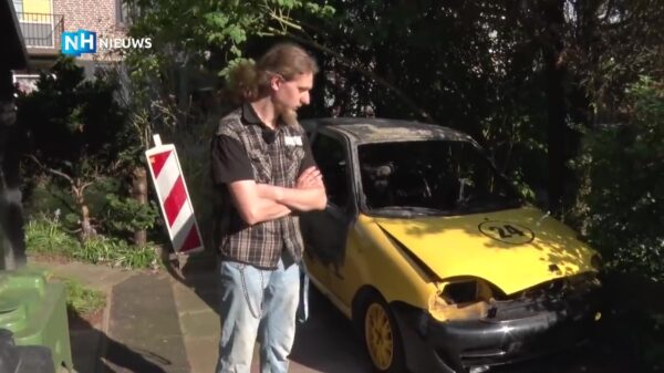 Alkmaarse eikeltjes steken auto in de fik en zetten beelden online