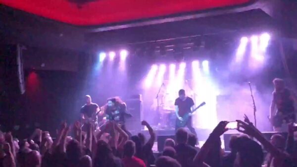 Blinde metalfan doet keiharde stagedive tijdens show van Anaal Nathrakh