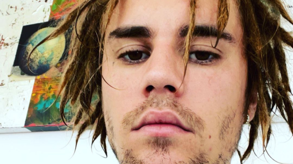 Justin Bieber heeft dreads, alle woke sneeuwvlokjes over hun theewater want 'cultural appropriation'