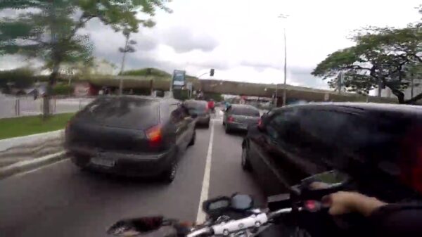 Nieuwe Ghostrider jakkert met een noodgang door het verkeer