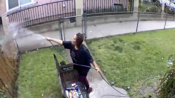 Een heerlijk watergevecht met de buurvrouw