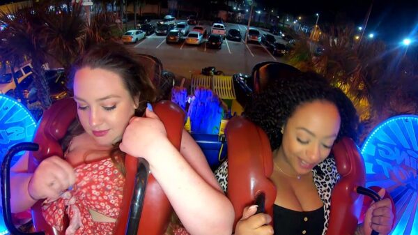 Tante gaat nokkie in de slingshot, maar d'r airbags voorkomen een whiplash