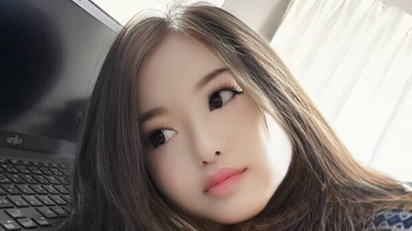 De Aziatische Zaitaku Iyada is niet helemaal wat ze lijkt