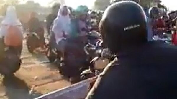 Vrouw denkt even slim onder slagboom te rijden