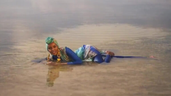 Vrouw in burkini siert dit jaar de cover van Sports Illustrated