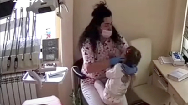 Oekraïense tandarts betrapt terwijl ze een kind mishandelt