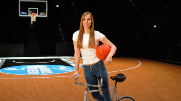 Duitse fietsbabe Violoa Brand kan ook nog eens basketballen