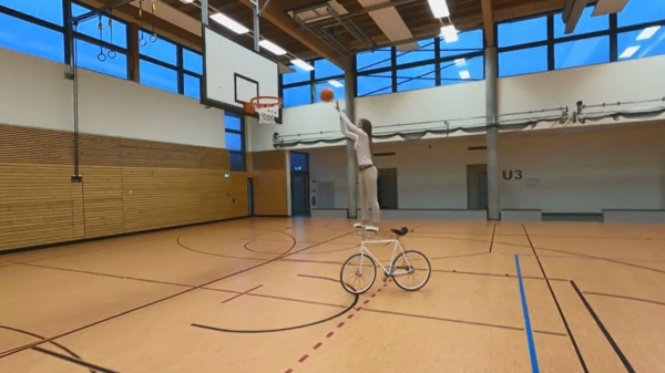 Duitse fietsbabe Violoa Brand kan ook nog eens basketballen