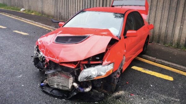 27-jarig Brit wint Mitsubishi Lancer Evo IX en rijdt 'm in een paar uur total loss