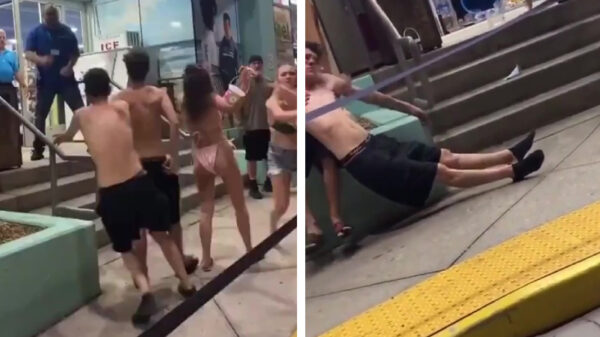 Lading beachboys neemt het op tegen een behoorlijk sterke winkelmedewerker