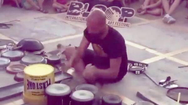 Tijd voor een lekker stukje écht analoge techno om de vrijdag mee af te sluiten