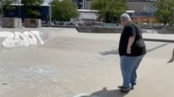 Check de nieuwe move van deze ervaren skaterboi!