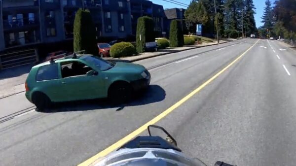 Stekeblinde automobilist draait een compleet lege weg op, dacht 'ie