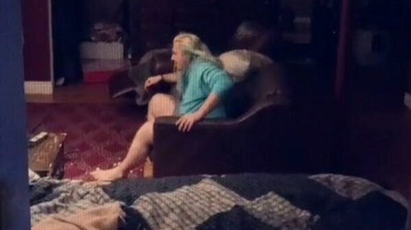 Dampoe bezorgt kerel een hartverzakking tijdens zijn dagelijkse nachtwandeling