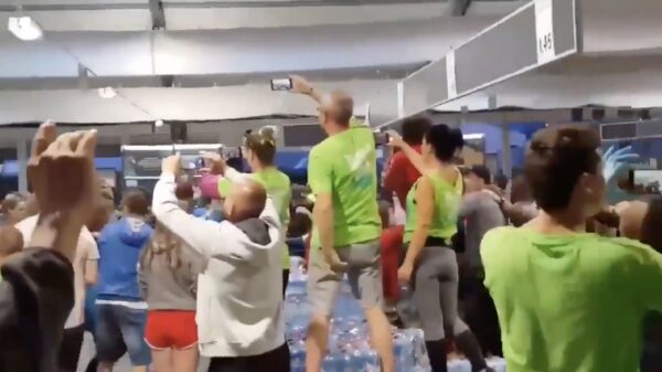 De clubs zitten nog steeds dicht dus vieren we ons feestje in de supermarkt!