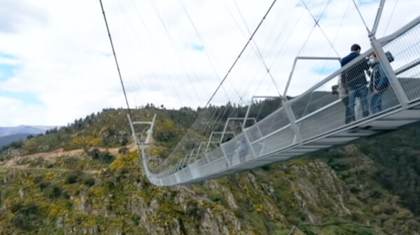 's Werelds langste hangbrug is 516m lang, 175m hoog en hangt in Portugal; zou je 'm doen?