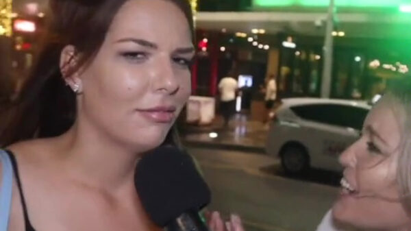 Dronken Aussie-dame deelt nét iets teveel informatie