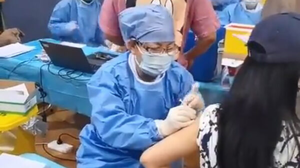 Superhandig: in Azië krijg je meteen een dubbele vaccinatie