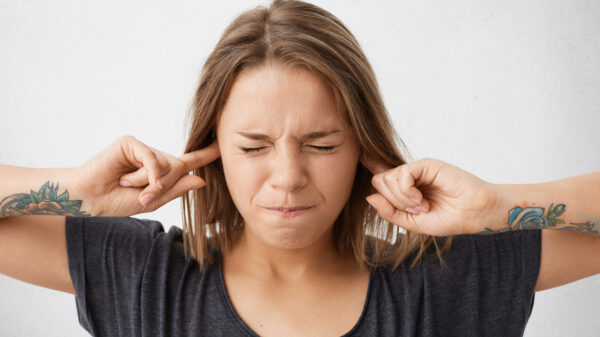 De reden dat je buren je de laatste tijd zo raar aankijken