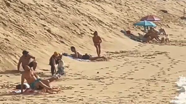 Zonaanbidders op het strand worden getrakteerd op wat frisse verkoeling