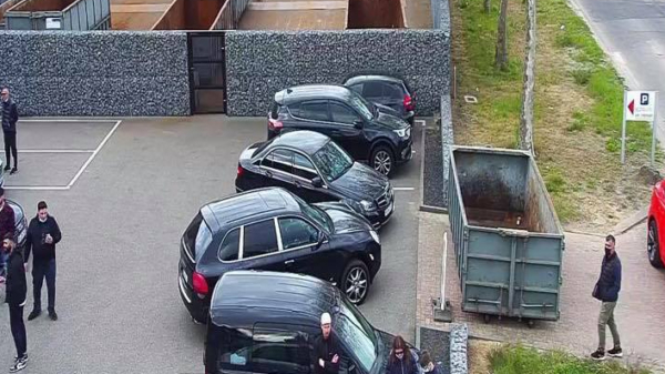 Limburgse eindbaas blokkeert illegaal geparkeerde Duitsers op zijn terrein met grote containers