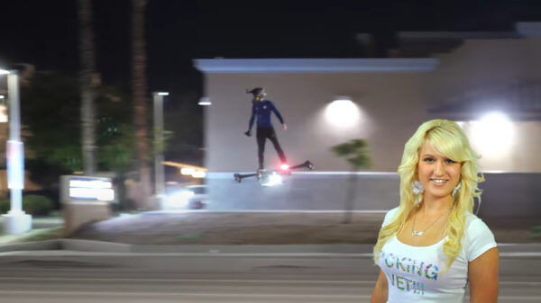 Vet! Kerel zweeft over de weg met zijn futuristische 'Hoverboard Aircraft'