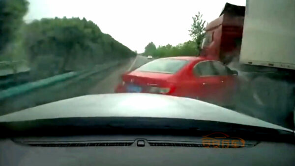 Een gevalletje 'carnapping' door idiote inhaalactie in het Verre Oosten