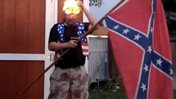 Amerikaans heethoofd maakt nuttig statement door zichzelf in de hens te zetten