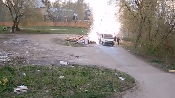 Mafkezen zetten container in de hens tijdens dumpen van chemische rotzooi