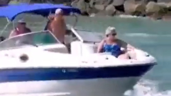 Oma Beppie wordt van speedboot gebonjourd tijdens iets té wild ritje