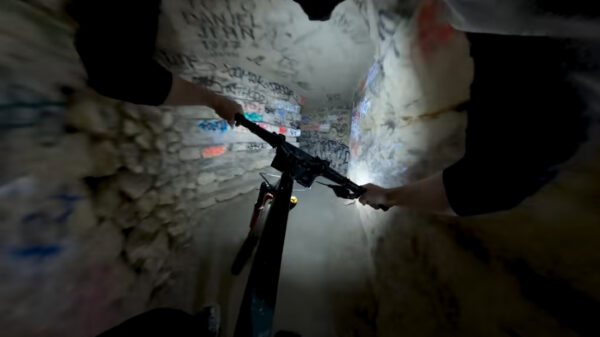 MTB'er gaat vol gas door de catacomben van Parijs