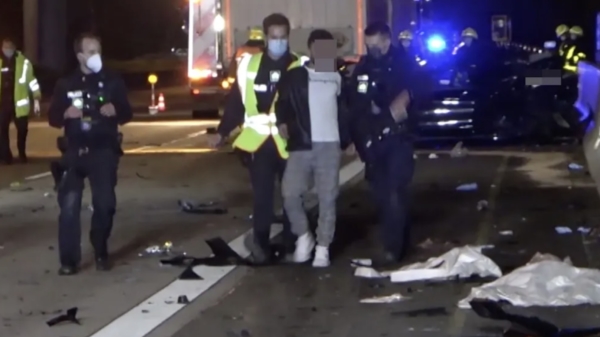Shocktherapie in Duitsland: filmer door politie uit auto gehaald en naar crash gebracht