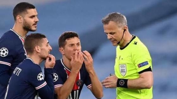 Ophef op het voetbalveld: scheidsrechter Björn Kuipers zou PSG-spelers uitgescholden hebben