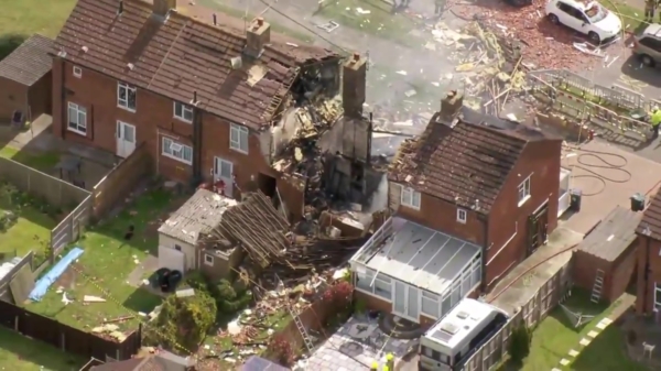Compleet huis weggeblazen na heftige explosie in Ashford (Engeland), meerdere gewonden