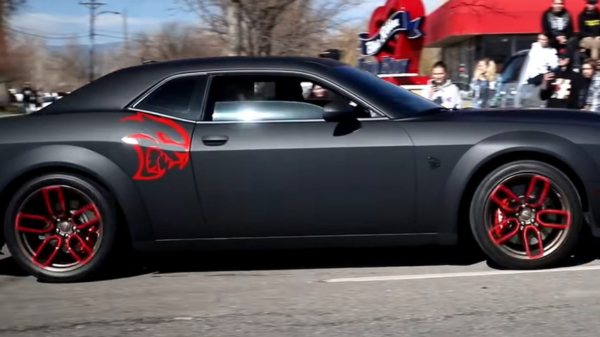 Uitslover in Dodge Challenger Hellcat beukt weggebruiker op zijn kantje