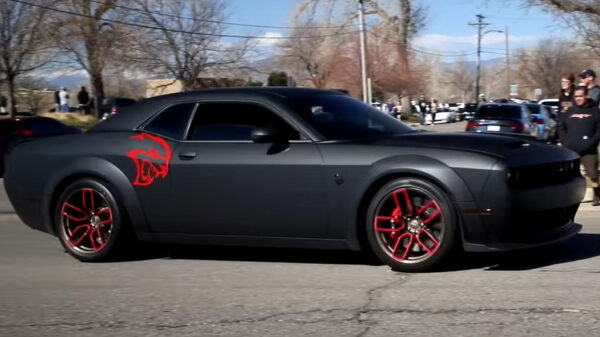 Uitslover in Dodge Challenger Hellcat beukt weggebruiker op zijn kantje